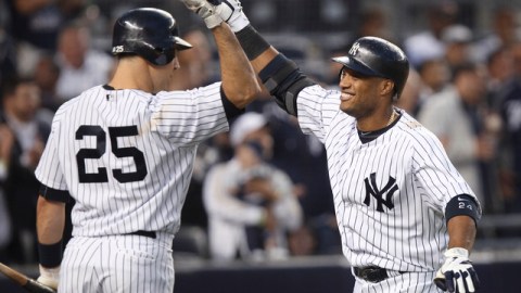 El segunda base quisqueyano Robinson Canó (der.) es felicitado por Mark Teixeira tras pegar jonrón solitario en el cuarto inning. Yankees superaron 4-1 a los Rays.