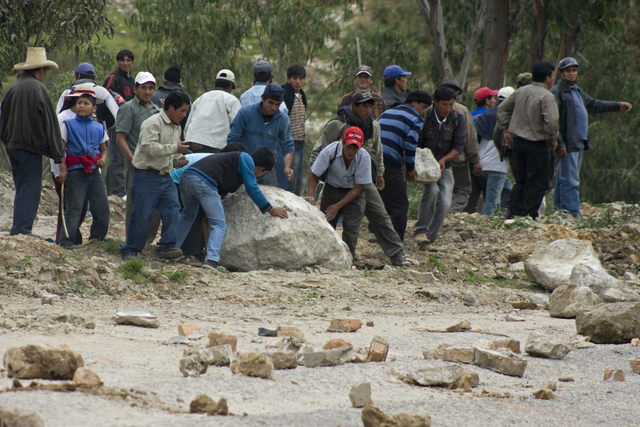 Campesinos bloquean  la carretera que une las provincias de Cajamarca con Chiclayo, en la sierra norte de Perú. Llevan siete días de protestas.