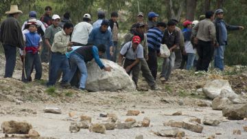 Campesinos bloquean  la carretera que une las provincias de Cajamarca con Chiclayo, en la sierra norte de Perú. Llevan siete días de protestas.