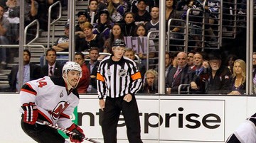 Adam Henrique (14) anota el tercer gol sobre  Jonathan Quick (32) en el tercer periodo del juego 4.