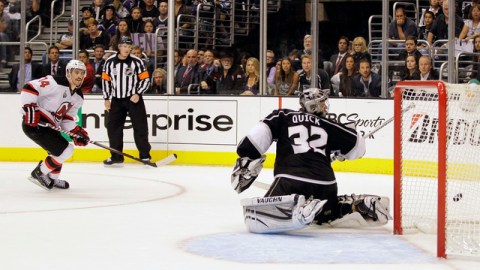 Adam Henrique (14) anota el tercer gol sobre  Jonathan Quick (32) en el tercer periodo del juego 4.