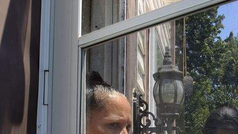 Norma Hernández responde preguntas en su casa en Camden. Ella asegura que su hermano le dijo en los años 80 que había matado a un niño en Nueva York.