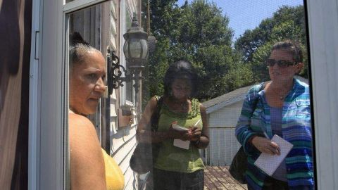 Norma Hernández responde preguntas en su casa en Camden. Ella asegura que su hermano le dijo en los años 80 que había matado a un niño en Nueva York.