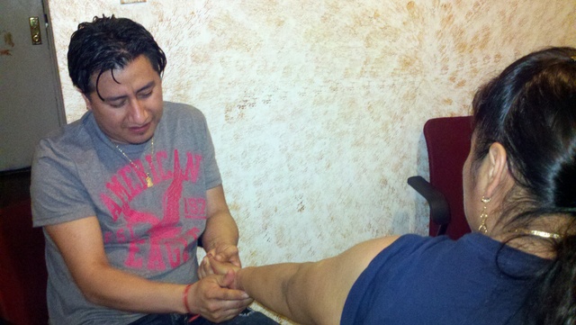 El huesero mexicano Gerardo Tehuitzil-Morales muestra algunas técnicas de masaje con la yema de los dedos presionando en las muñecas o en el antebrazo y utilizando los codos para calmar el dolor de hombros o de cuello cuando se necesita.