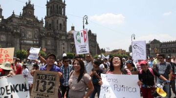 Simpatizantes del movimiento #YoSoy132 en la plancha del Zócalo capitalino