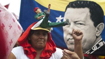 El chavismo ensalza la imagen del presidente Hugo Chávez con carteles, anuncios y hasta muñecos.