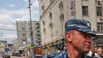 Un activista gay es arrestado en Moscú. Desde el 2006, los gay rusos se manifiestan cada mes de mayo para protestar contra su discriminación.