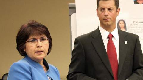 Secretaria del Departamento de Impuestos de Nuevo México, Demesia Padilla  (izq.),   sobre las licencias de conducir fraudulentas.