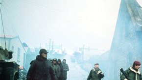 Imagen que data de 1982 mostrando un grupo de soldados argentinos hechos prisioneros de guerra.