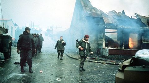 Imagen que data de 1982 mostrando un grupo de soldados argentinos hechos prisioneros de guerra.