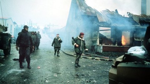 Imagen que data de 1982 mostrando un grupo de soldados argentinos hechos prisioneros de guerra.