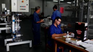 Empleados de  Havana Club trabajan en la fábrica de ron en San José Las Lajas.