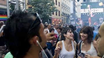 Jóvenes escuchan música en sus teléfonos celulares.