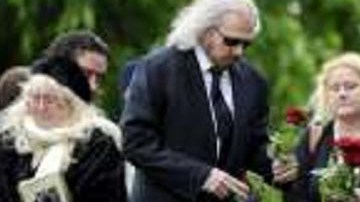 Barry Gibb  sostiene una rosa durante el funeral de su hermano, el cantante y compositor de los Bee Gees, Robin Gibb, celebrado en la iglesia de Saint Mary en Thame, Reino Unido.