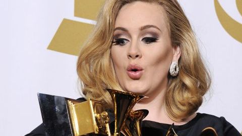 En la 54 edición de los Grammy Adele ganó seis premios.