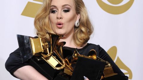 En la 54 edición de los Grammy Adele ganó seis premios.
