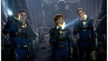 Logan Marshall-Green (izq.), Noomi Rapace y Michael Fassbender (der.)  en 'Prometheus'.
