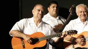 Josefina López (primera a la derecha) con el elenco de su nueva obra 'Trío Los Machos'.