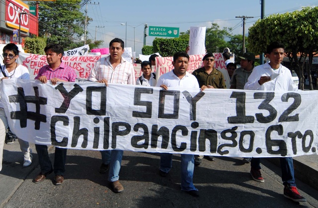 Los jóvenes del movimiento Yo soy 132  durante una de sus acostumbradas marchas en México