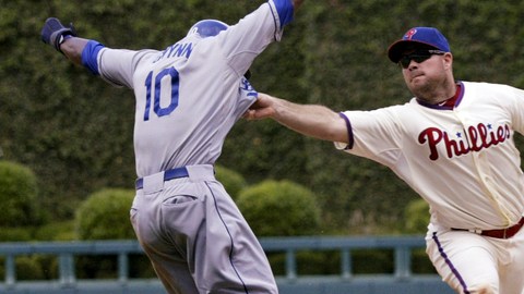 Ty Wigginton, de los Filis (der.) saca al corredor de los Dodgers Tony Gwynn Jr. (izq.). Sin embargo, los Dodgers ganaron el partido por 8-3.