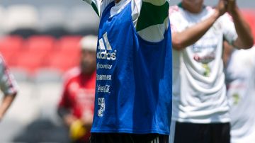 Giovani Dos Santos (izq.) celebra un gol durante una práctica de México en el Azteca antes del juego ante Guyana.