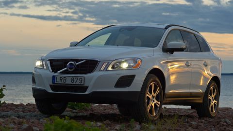 El nuevo XC60 de Volvo mantiene sus líneas agresivas y destaca por sus medidas de seguridad, una de las mejores del mercado. El interior, (abajo), es uno de los más lujosos para un todoterreno del mercado.