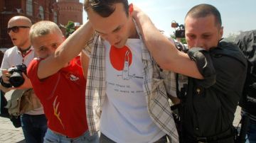 La policía arresta a un activista gay no identificado durante la marcha del 28 de mayo del año pasado. La justicia ha prohibido estas manifestaciones.