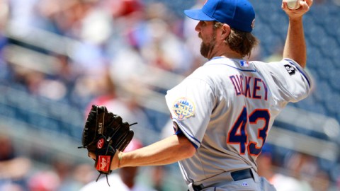 El nudillero de los Mets R.A. Dickey sigue dominando a sus rivales y ayer dejó en ceros a los Nacionales durante ocho entradas de labor monticular.