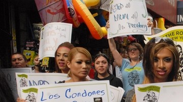Un nutrido grupo de transexuales  latinas  marchó  ayer por las calles de Queens.