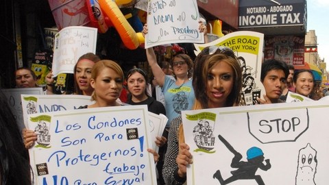 Un nutrido grupo de transexuales  latinas  marchó  ayer por las calles de Queens.