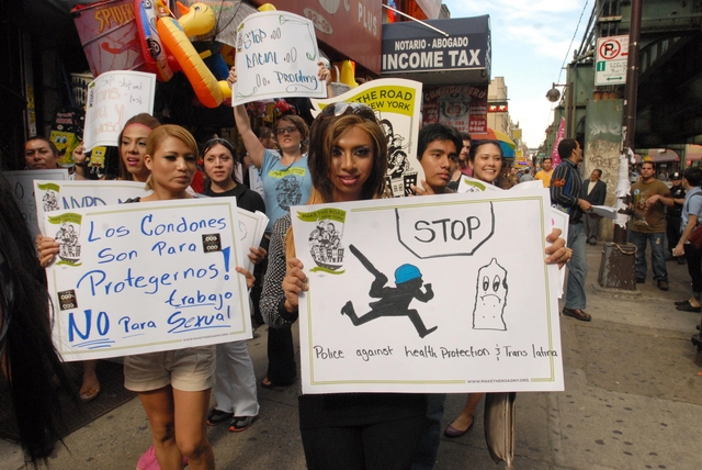Un nutrido grupo de transexuales  latinas  marchó  ayer por las calles de Queens.