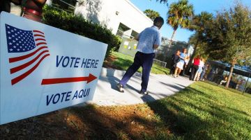 Unas personas se dirigen hacia un centro de votación el pasado 31 de enero en la ciudad de Orlando, durante las elecciones primarias en el estado.