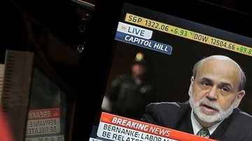 Un corredor de la Bolsa de NY escucha atentamente la alocución de Bernanke, el líder del Banco de la Reserva Federal.