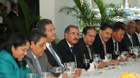 El presidente Leonel  Fernández y su futuro sucesor, Danilo Medina, se reunieron  durante varias horas con partidos aliados al oficialista PLD.