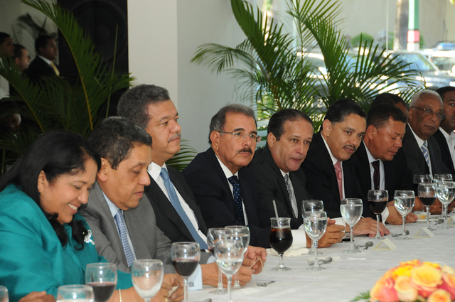 El presidente Leonel  Fernández y su futuro sucesor, Danilo Medina, se reunieron  durante varias horas con partidos aliados al oficialista PLD.