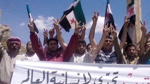 Opositores del régimen sirio se manifiestan en contra de la violencia que azota a su país.