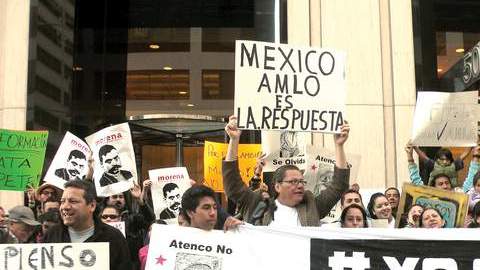 Unas 70 personas protestaron frente a Univision SF para exigir una mejor cobertura del proceso electoral mexicano.