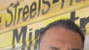 El pastor Roland Nava, al lado de las tres advertencias que el Municipio puso en su ministerio.