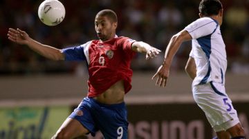 El costarricense Álvaro Saborio (izq.) pelea por el balón con el salvadoreño Víctor Turcios en el Estadio Nacional.