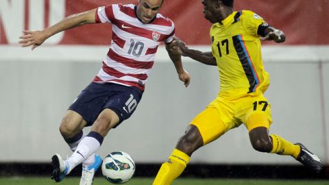Landon Donovan (10) controla el balón ante la marca que le hace George Dublin en el encuentro de ayer.