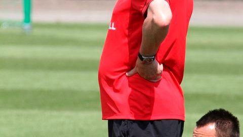 Roy Hodgson (der.), y John Terry durante la práctica, ayer.