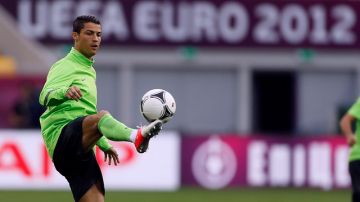 Cristiano Ronaldo juega con el balón durante el entrenamiento de ayer, previo al duelo ante Alemania, en el Arena Lviv, en Ucrania.