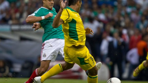 'Chicharito' Hernández (izq.) en pugna con el guyanés John Rodrigues.