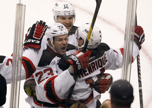 Jugadores de los Devils celebran su victoria el miércoles en Los  Ángeles.