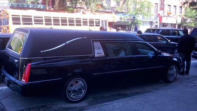 La carroza fúnebre espera por los restos del pequeño Joel Morales, durante el sepelio de ayer en la funeraria First Avenue.