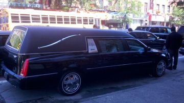 La carroza fúnebre espera por los restos del pequeño Joel Morales, durante el sepelio de ayer en la funeraria First Avenue.