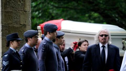 El ataúd con Robin Gibb llega a la iglesia de St Mary, para el servicio fúnebre..