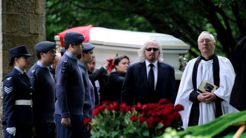 El ataúd con Robin Gibb llega a la iglesia de St Mary, para el servicio fúnebre..