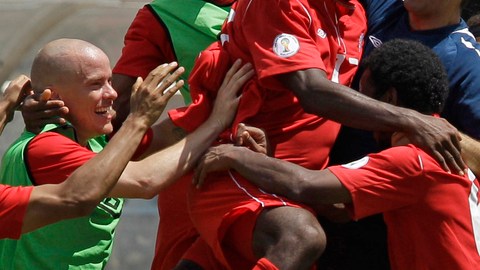 Jugadores canadienses celebran su victoria de ayer sobre Cuba.