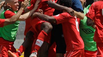 Jugadores canadienses celebran su victoria de ayer sobre Cuba.